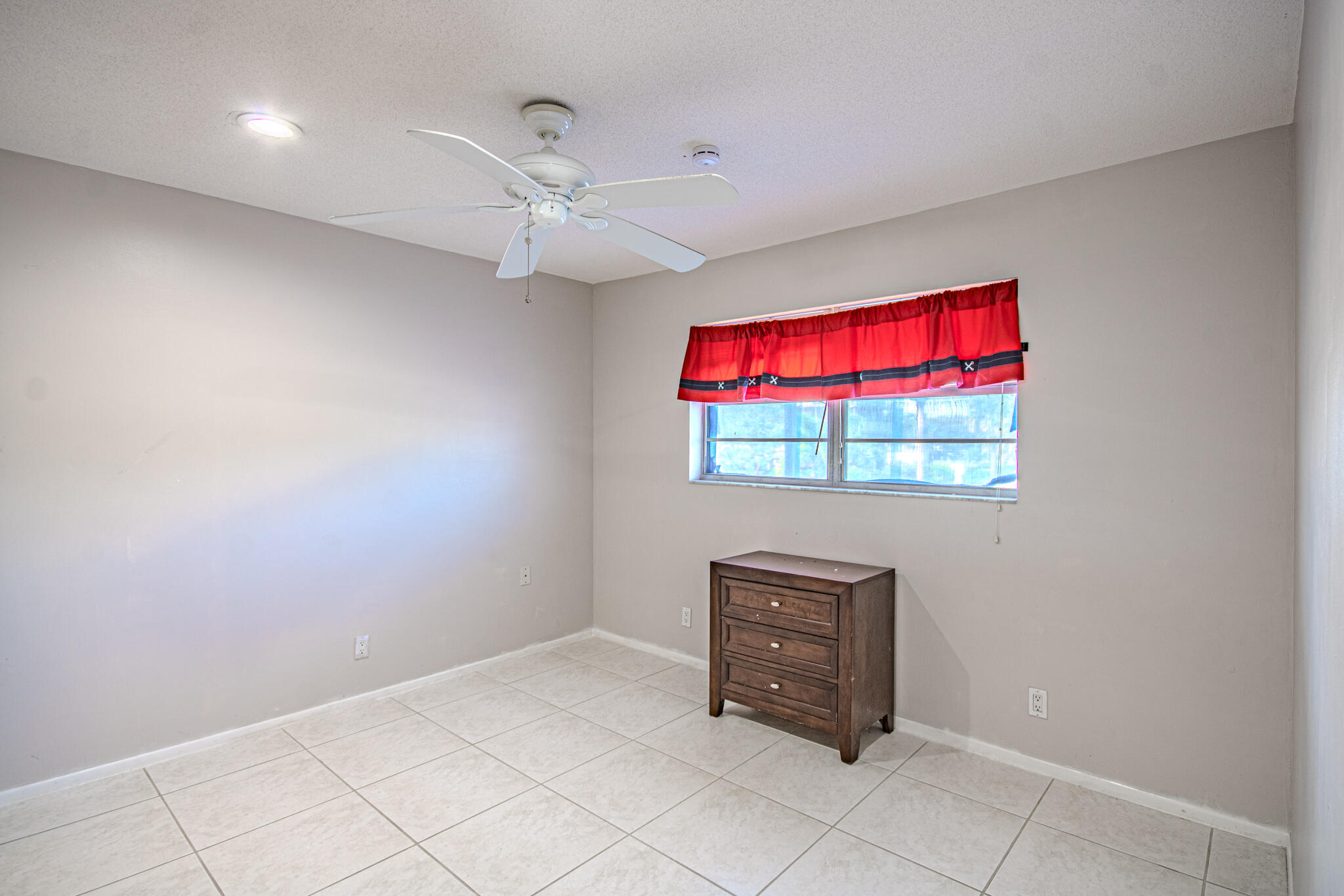 VILLAGE ROYALE CONDO 6 - Residential