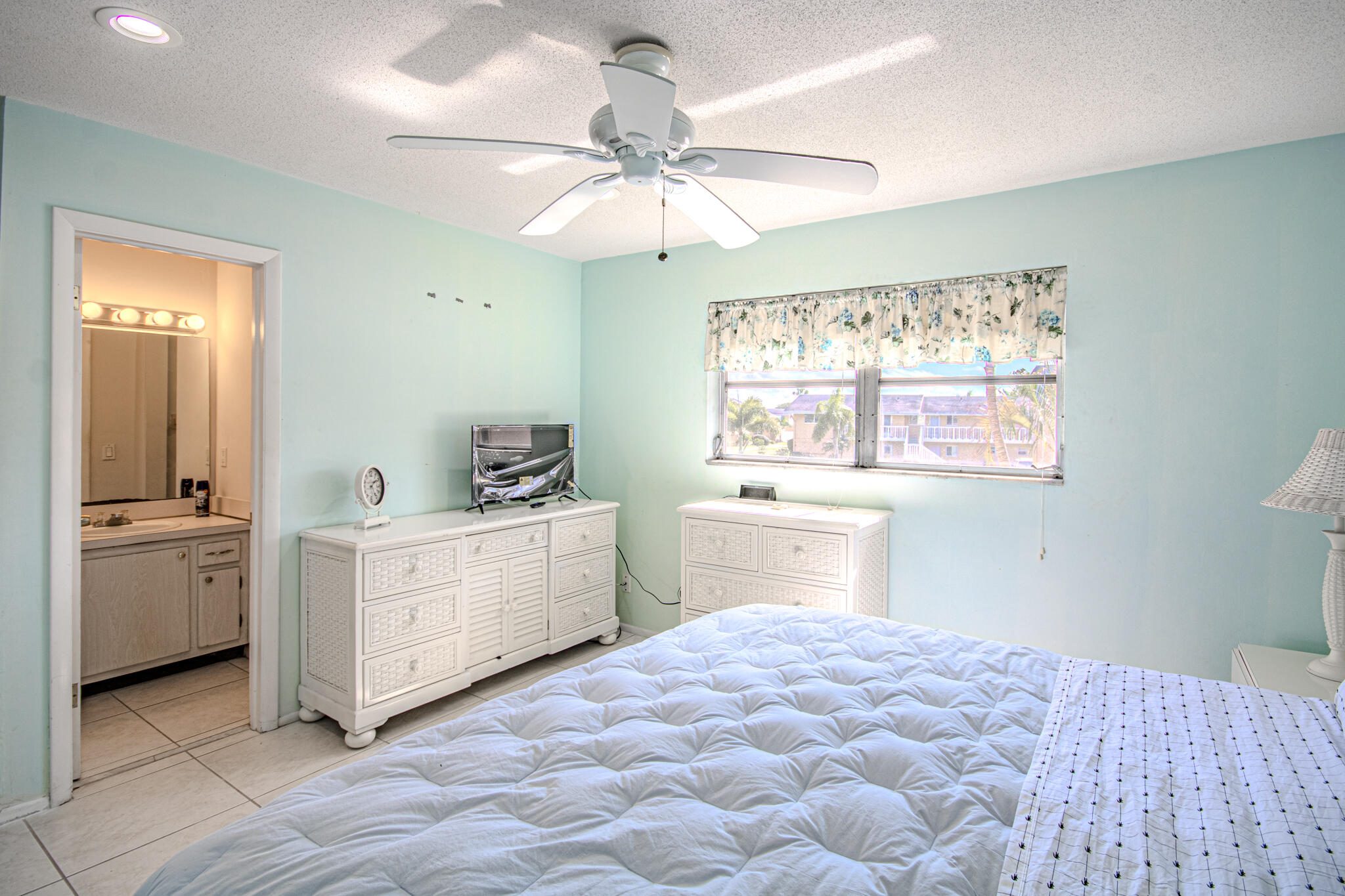 VILLAGE ROYALE CONDO 6 - Residential