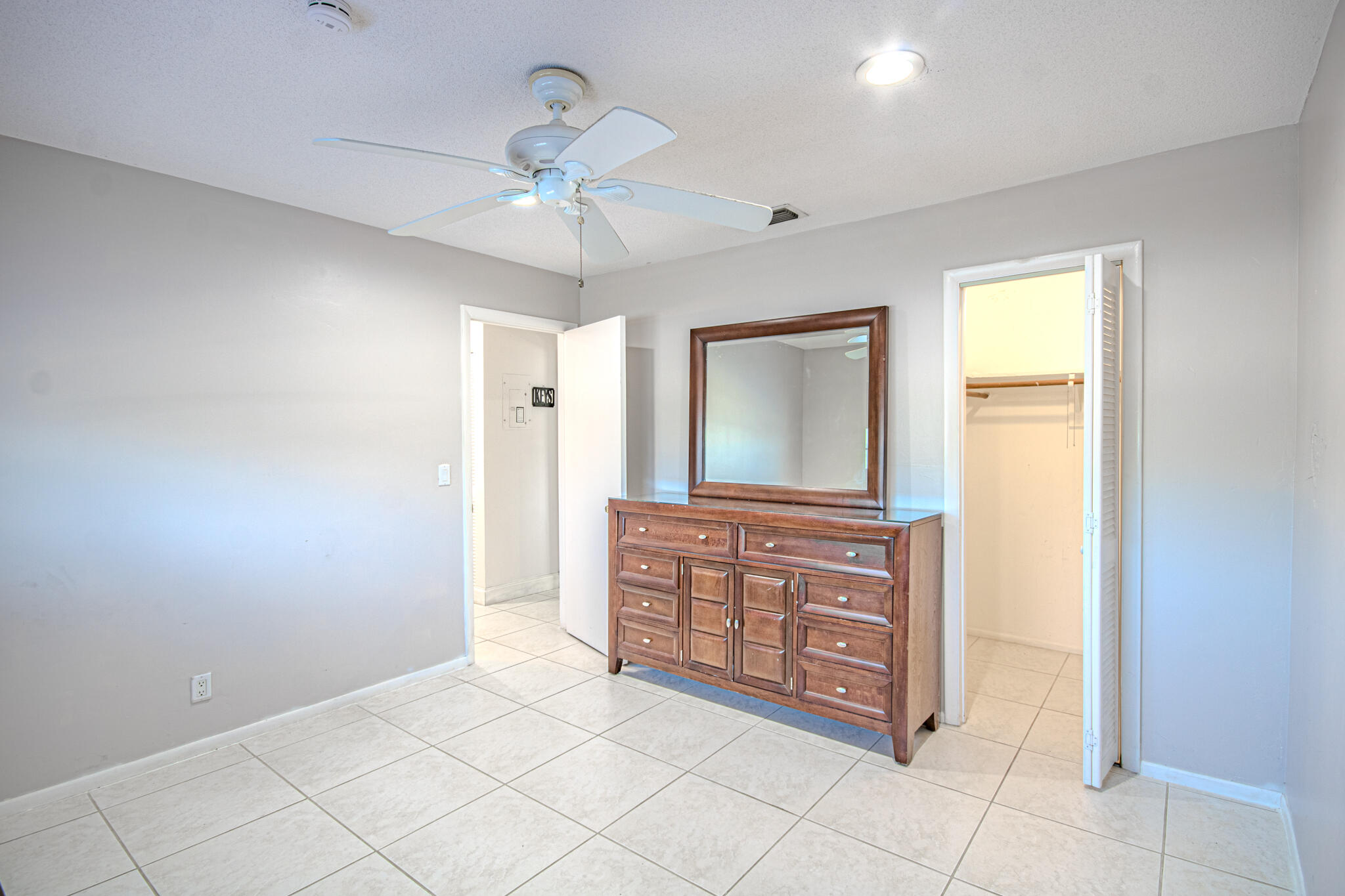 VILLAGE ROYALE CONDO 6 - Residential