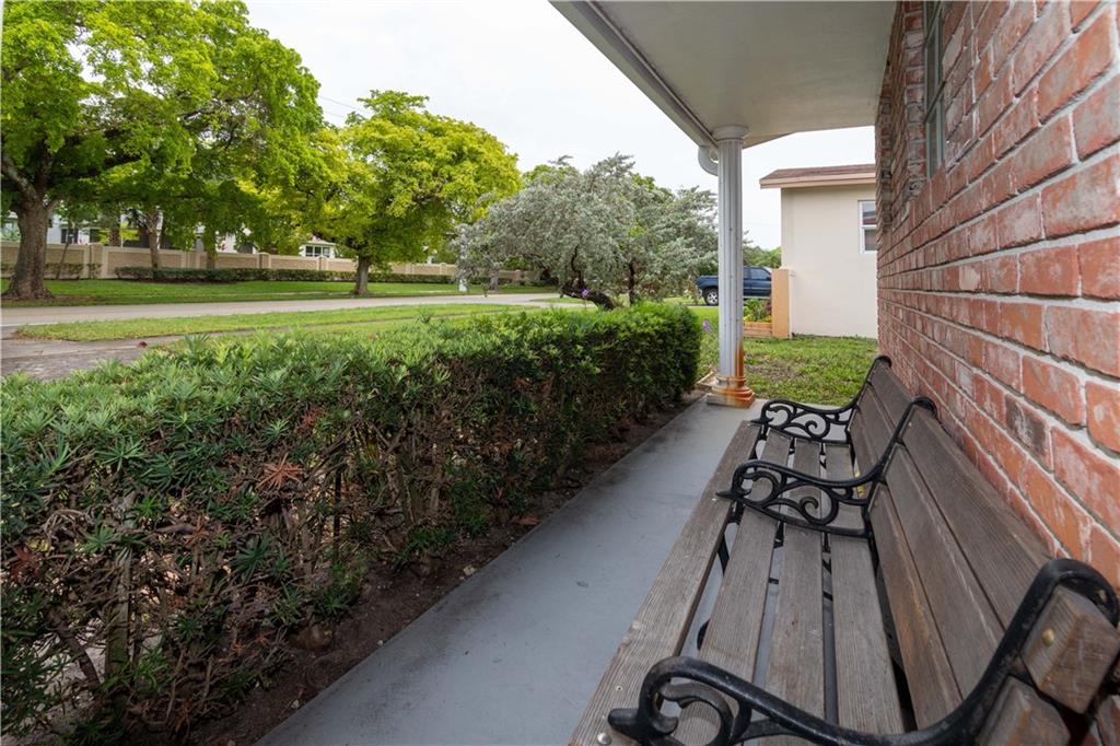 HOLLYWOOD HILLS - Residential