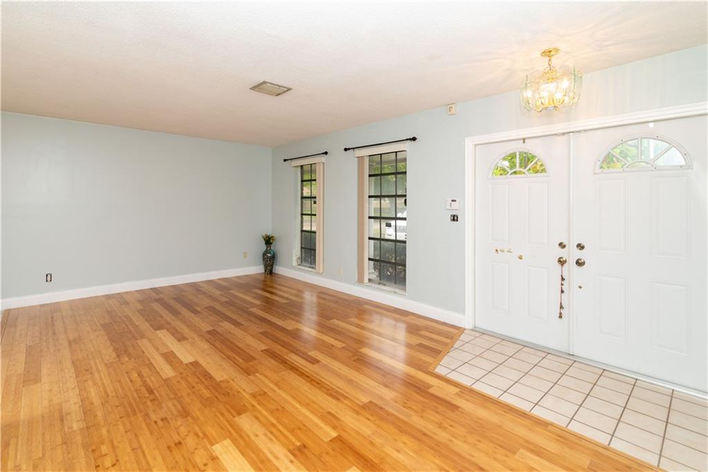 HOLLYWOOD HILLS - Residential