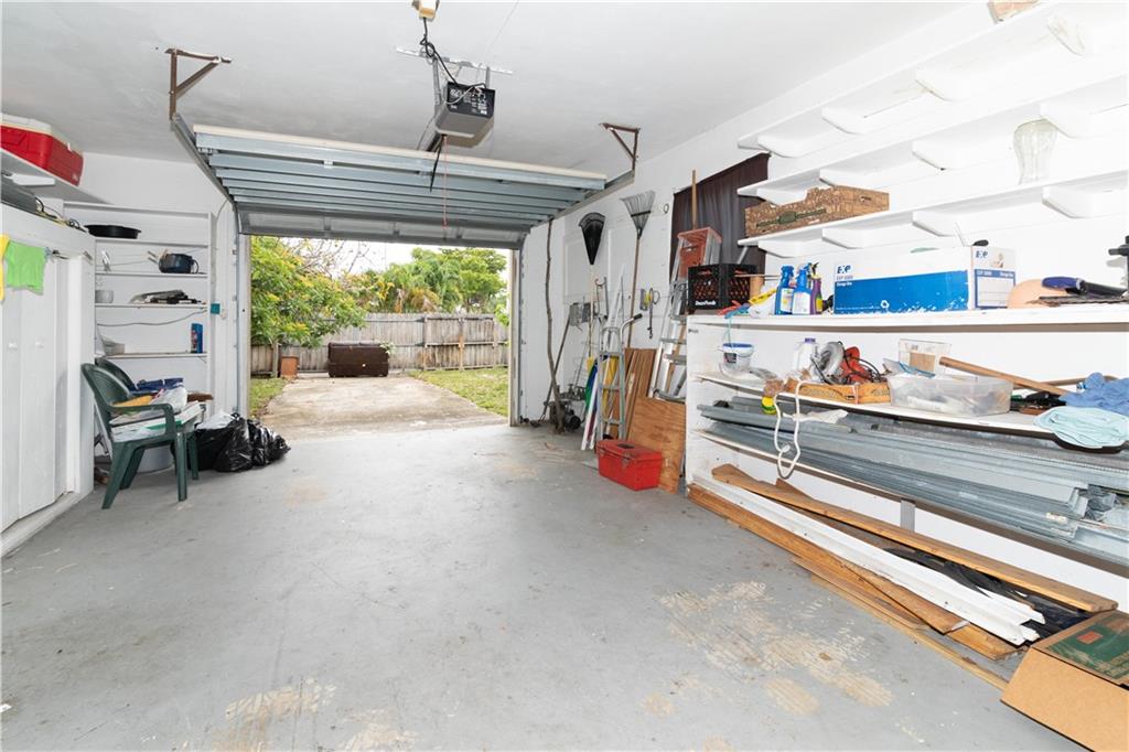 HOLLYWOOD HILLS - Residential