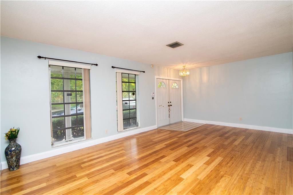 HOLLYWOOD HILLS - Residential