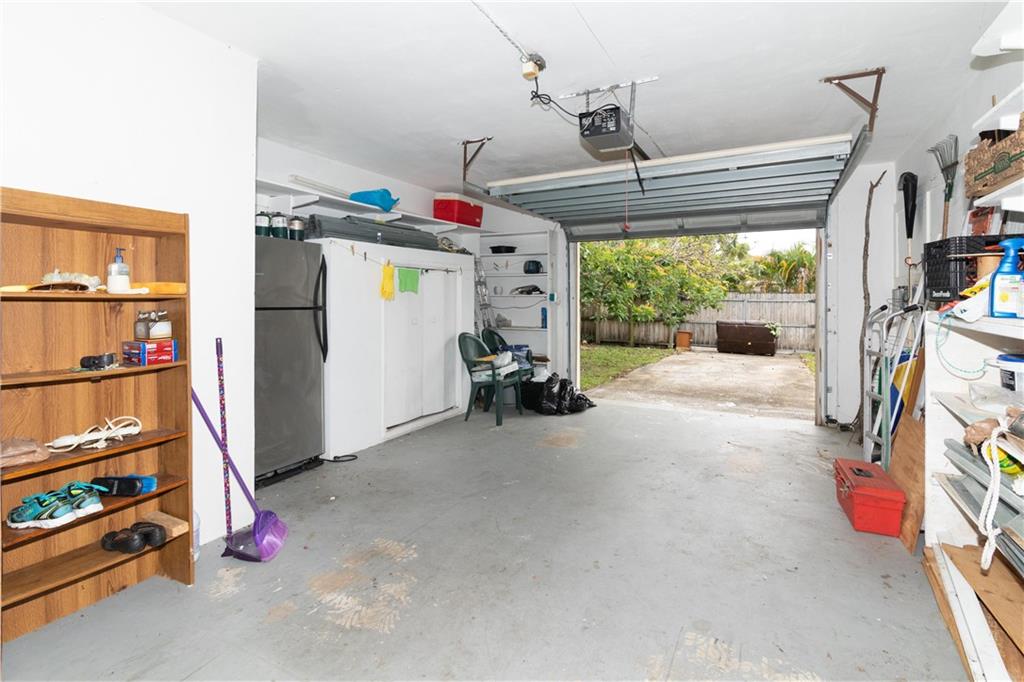 HOLLYWOOD HILLS - Residential