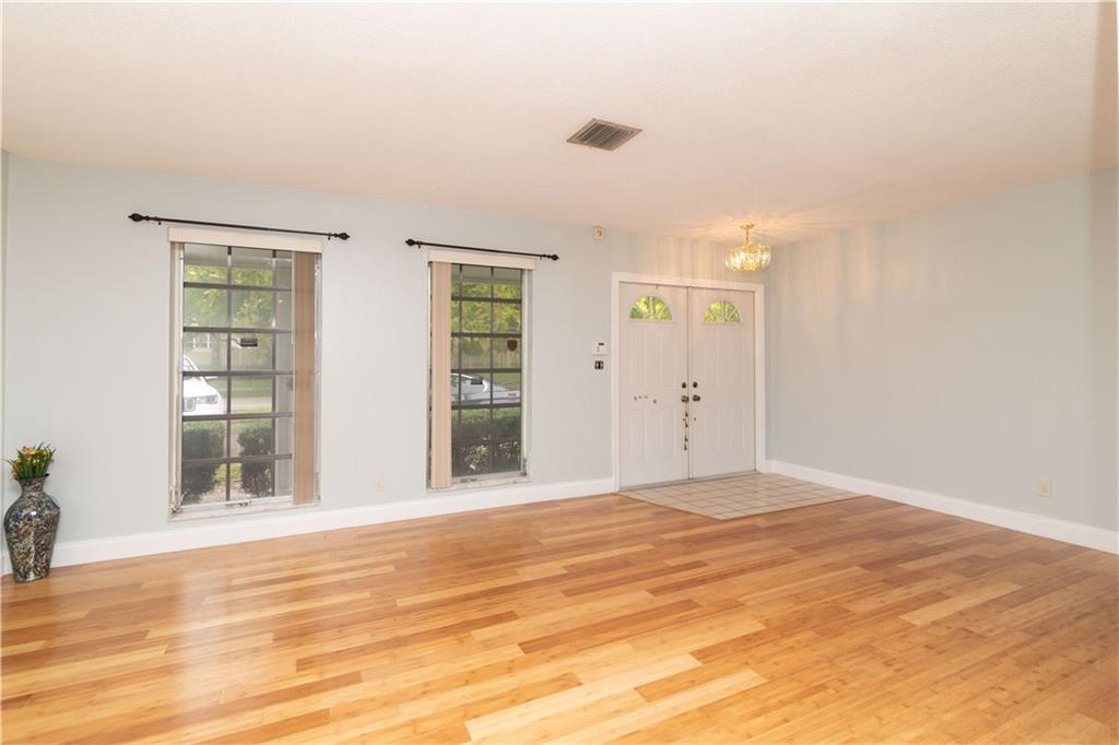 HOLLYWOOD HILLS - Residential