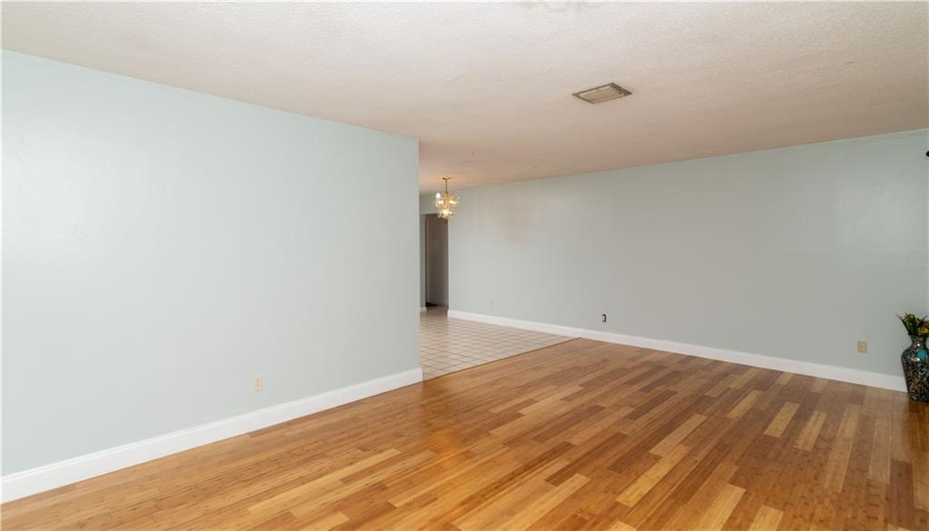 HOLLYWOOD HILLS - Residential