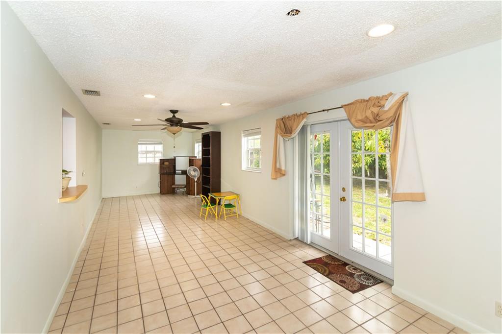 HOLLYWOOD HILLS - Residential