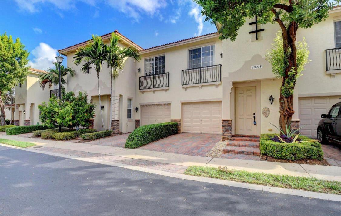 Introducing a fantastic rental opportunity in the heart of Delray Beach: a charming 3-bedroom, 2.5-bathroom townhouse that's perfect for comfortable living and a vibrant lifestyle. Spacious 3-Bedroom Townhouse near Downtown Delray Beach nestled in a sought-after neighborhood, this two-story townhouse offers convenience, style, and proximity to all that Delray Beach has to offer.This townhouse offers an excellent balance of comfort, location, and amenities, making it an ideal choice for anyone seeking the quintessential Delray Beach lifestyle. Don't miss out on this opportunity - schedule a viewing today and make this townhouse your new home!
