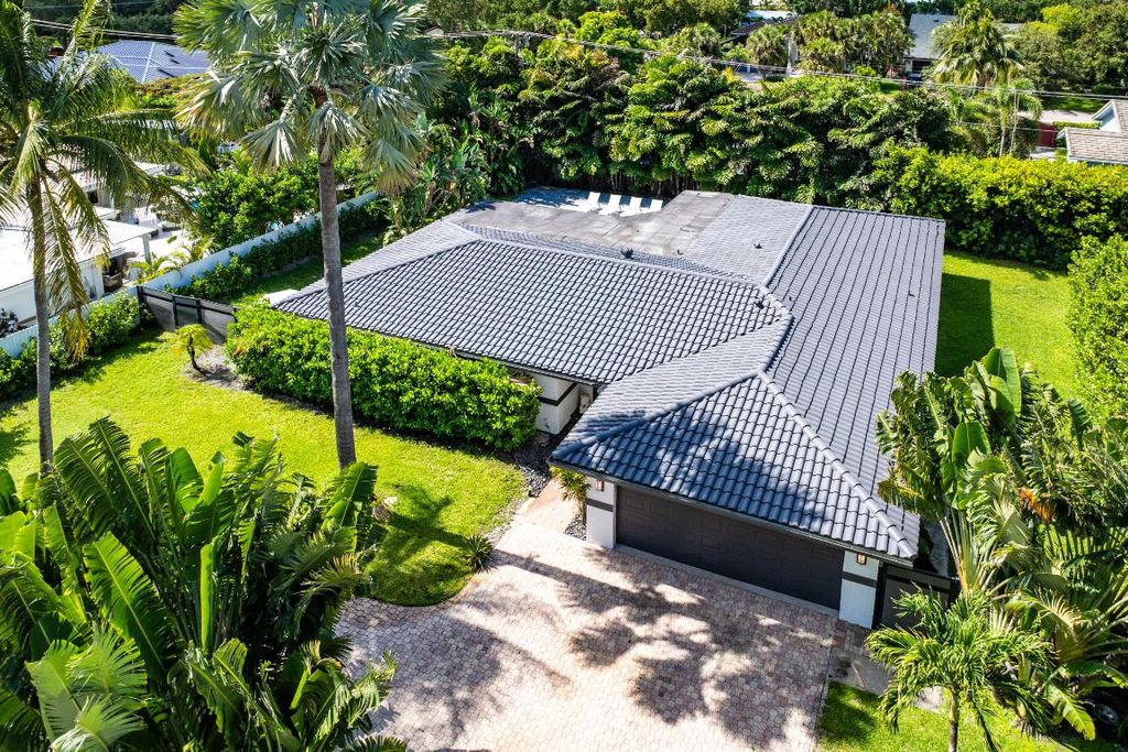 Photo of 960 SW 18th Street, Boca Raton, FL 33486 (MLS # R11103211)