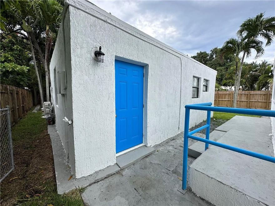 FOR RENT THIS IS THE BACK UNIT AMAZING RENOVATED SINGEL FAMILY HOME, ALL NEW KITCHEN WITH STAINLESS STEEL APPL, NEW FLOOR AND NEW BATHROOM. THE BACK HOUSE IS 1/1  THIS HOME IS AMAZING PRICE INC FPL AND WATER THIS IS MUST SEE !!!QUIET NEIGHBORHOOD LOCATED IN HIGH DEMAND OJUS DISTRICT, MINUTES TO AVENTURA MALL, OLETA RIVER PARK AND GULFSTREAM RESTAURANTS AND SHOPPING FOR RENT THIS IS THE BACK UNIT AMAZING RENOVATED SINGEL FAMILY HOME, ALL NEW KITCHEN WITH STAINLESS STEEL APPL, NEW FLOOR AND NEW BATHROOM. THE BACK HOUSE IS 1/1  THIS HOME IS AMAZING PRICE INC FPL AND WATER THIS IS MUST SEE !!!QUIET NEIGHBORHOOD LOCATED IN HIGH DEMAND OJUS DISTRICT, MINUTES TO AVENTURA MALL, OLETA RIVER PARK AND GULFSTREAM RESTAURANTS AND SHOPPING