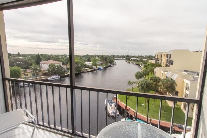 GREAT LOCATION. VERY CLOSE TO THE DOWNTOWN BOCA. CLOSE ALL THE SHOPS AND RESTAURANTS . ONE OF THE BEST VIEWS OF THE INTERCOSTAL HAVE ACCESS TO THE OCEAN. WASHER/DRYER IS INSIDE.