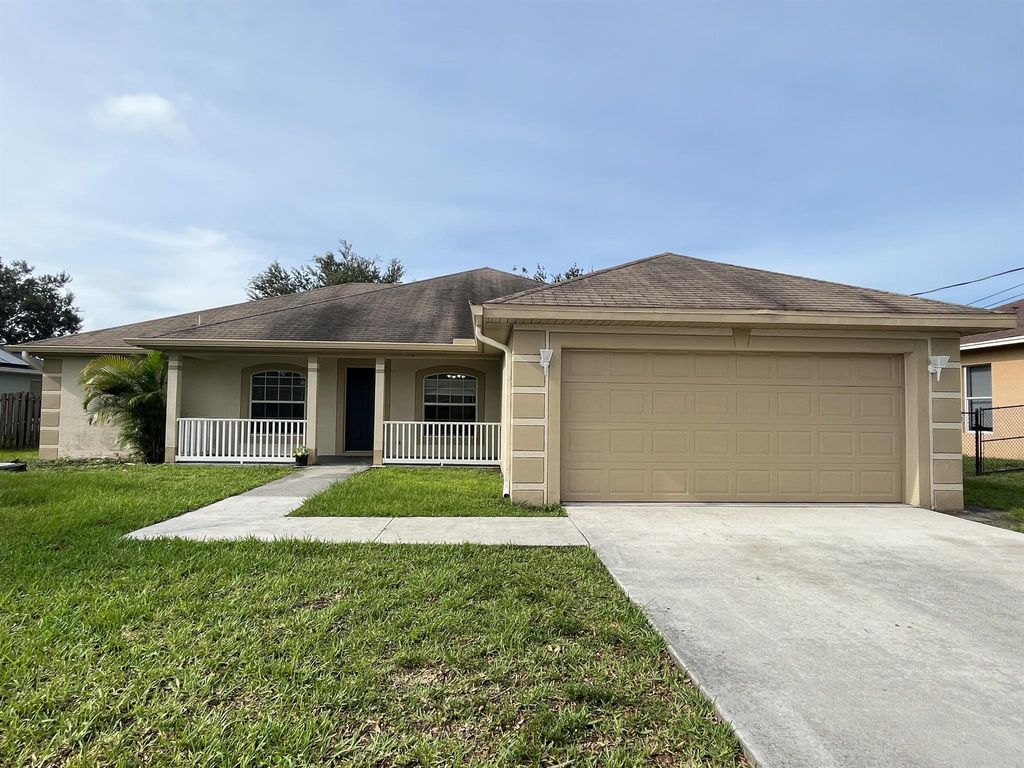 Photo of 520 SW Dagget Avenue, Port St Lucie, FL 34953 (MLS # R10898044)
