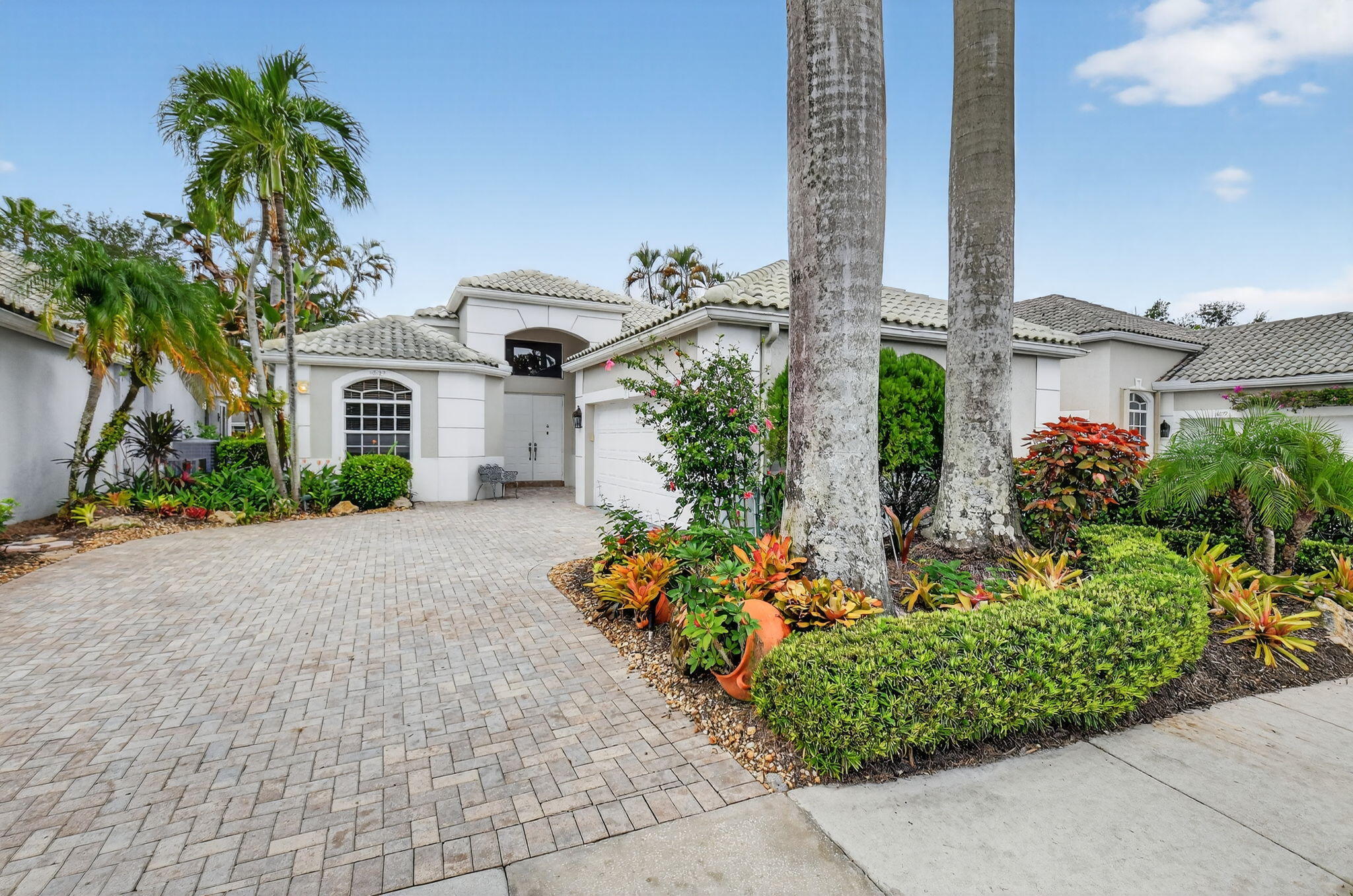 Fabulous Opportunity located in the Prestigious Addison Reserve Country Club!!This spacious 3 bedroom, 3 bath home offers over 2,600 sq. ft. of living space - all on one level in original condition. this residence is perfect the way it is or for you to create your custom dream home. Enjoy your private pool and spa with expansive golf course views, while relaxing or entertaining. Don't miss this rate opportunity!! The home features a ''Limited'' Golf Membership.
