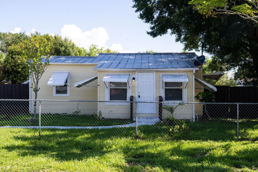 Photo of 406 Palm Avenue, Fort Pierce, FL 34982 (MLS # R10893767)
