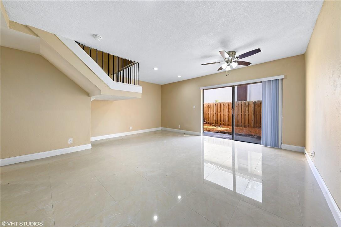10293 NW 33 3-1, Coral Springs, FL, 33065/$239,000 2 10293 NW 33 3-1