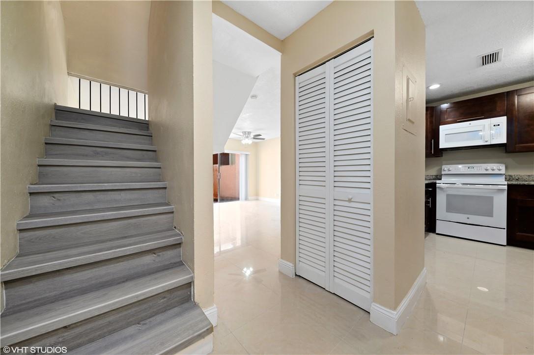 10293 NW 33 3-1, Coral Springs, FL, 33065/$239,000 3 10293 NW 33 3-1