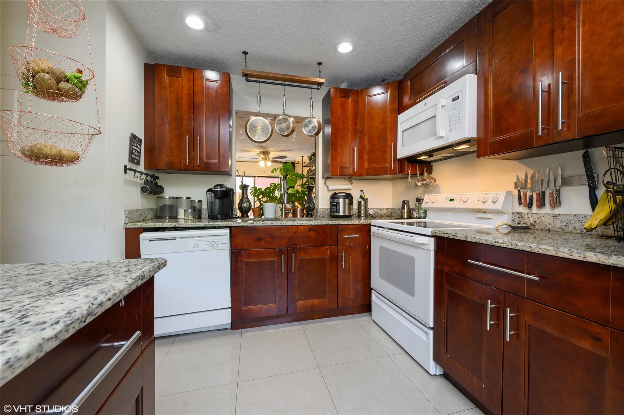 10293 NW 33 3-1, Coral Springs, FL, 33065/$239,000 4 10293 NW 33 3-1