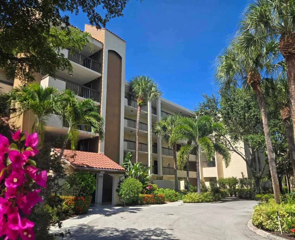 Photo of 955 Egret Circle #501, Delray Beach, FL 33444 (MLS # B26060302)
