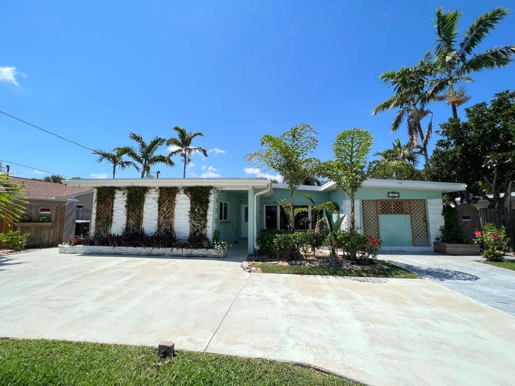 Photo of 1927 Cypress Avenue, Fort Pierce, FL 34949 (MLS # B26032946)