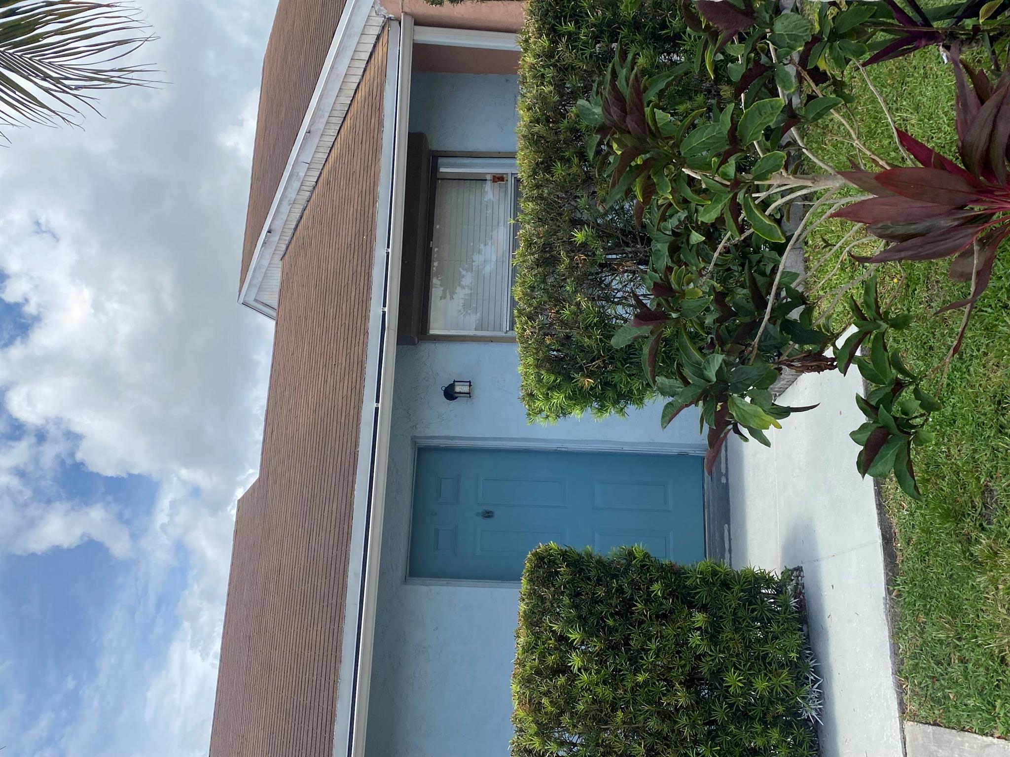 Move in ready beautiful 2 bedrooms, 2 bathrooms, 1 car garage villa located in West Lantana. Minutes from shops and restaurants. FREE cable included in rent. Community swimming pool. Fenced back yard. Great location!!!