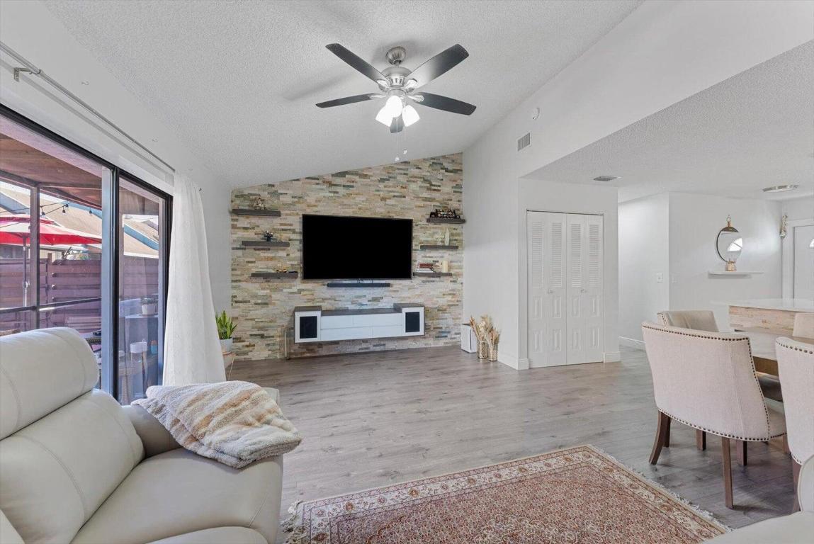 LEES CROSSING 1 TWNHS - Residential Lease