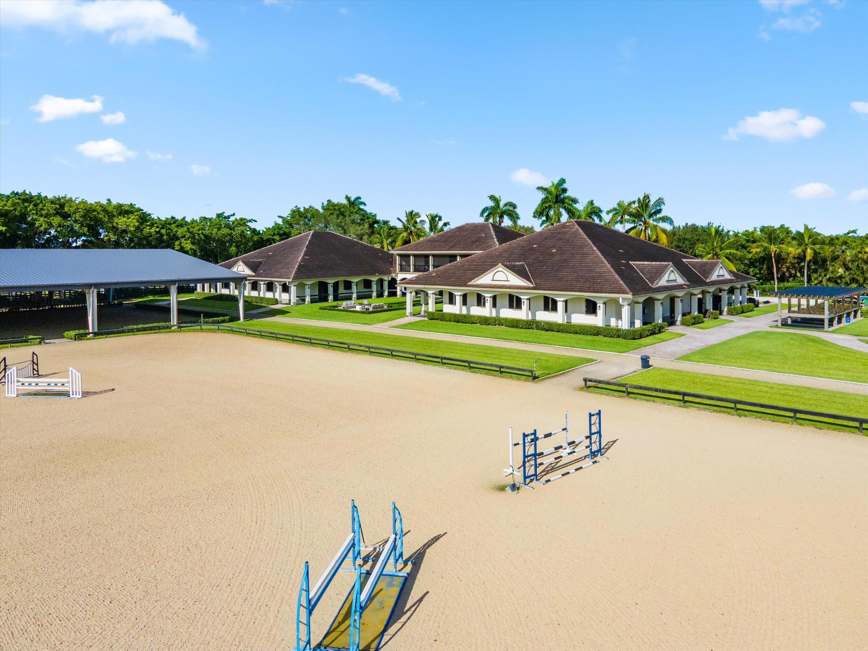FARMS AT EQUESTRIAN CLUB - Land