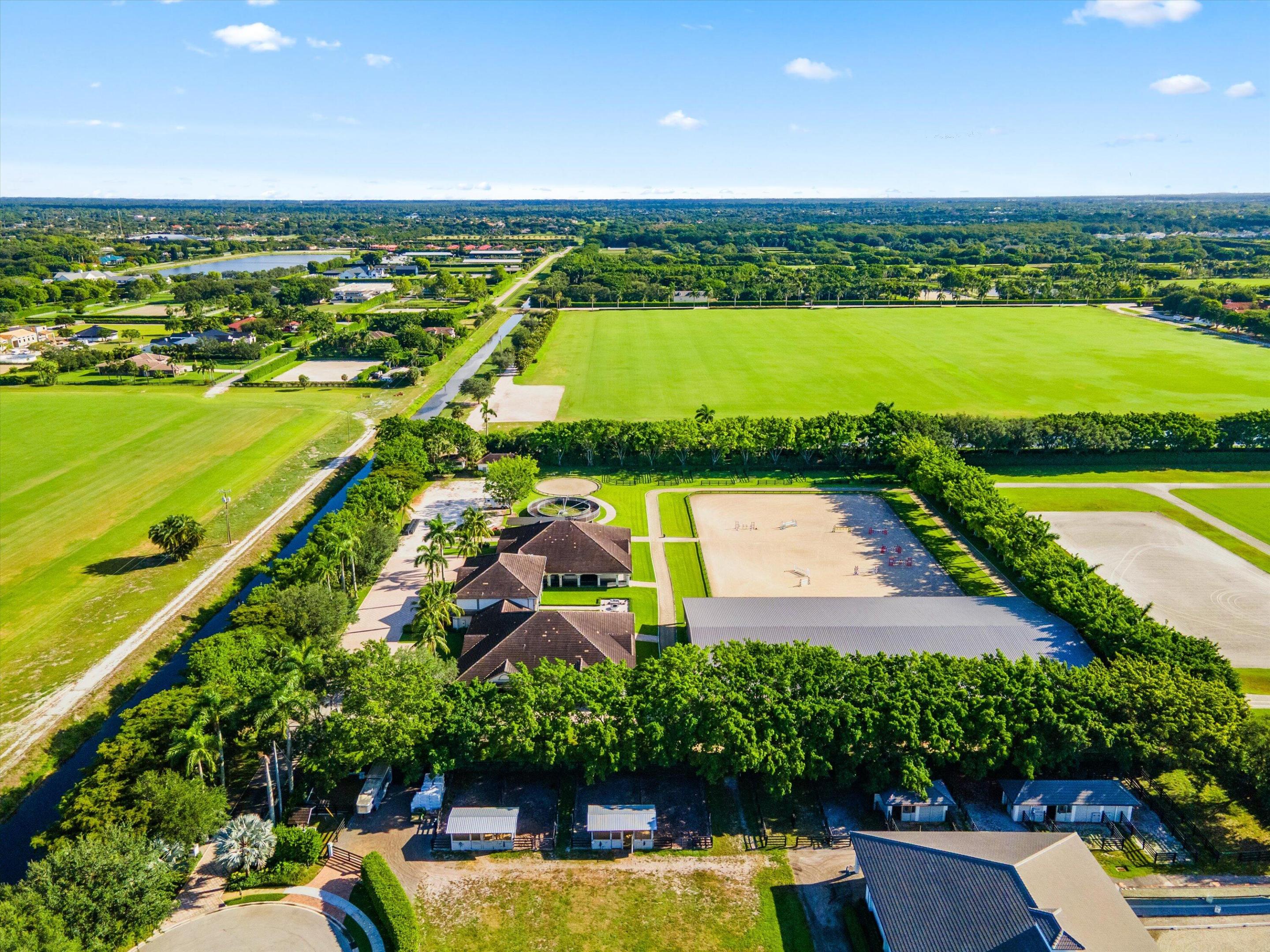 FARMS AT EQUESTRIAN CLUB - Land