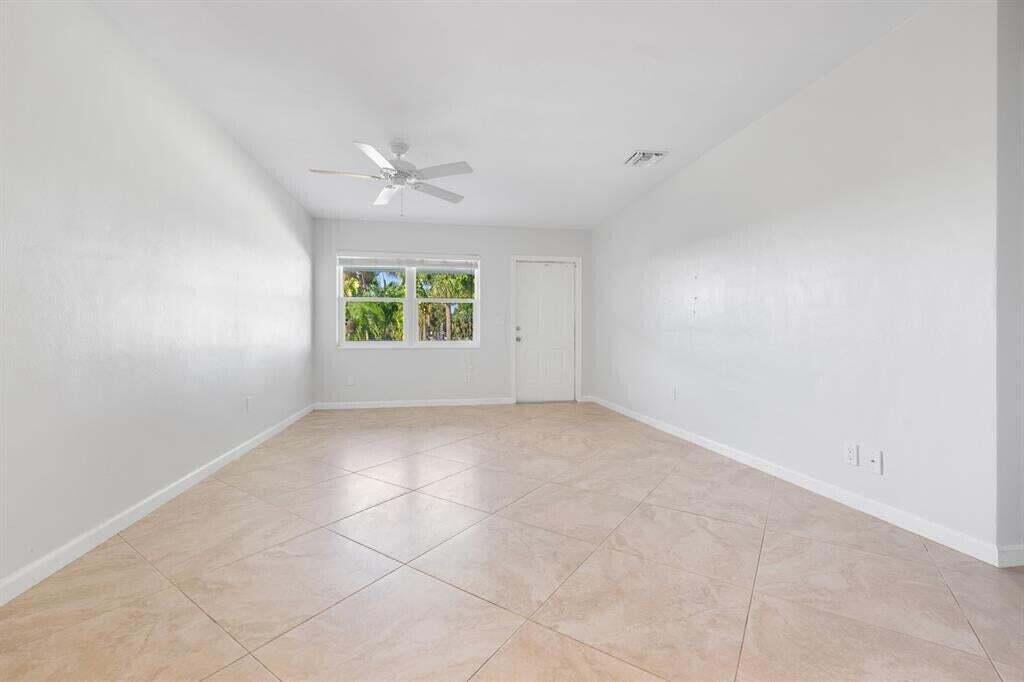 VENETIAN ISLES CO-OP - Residential Lease