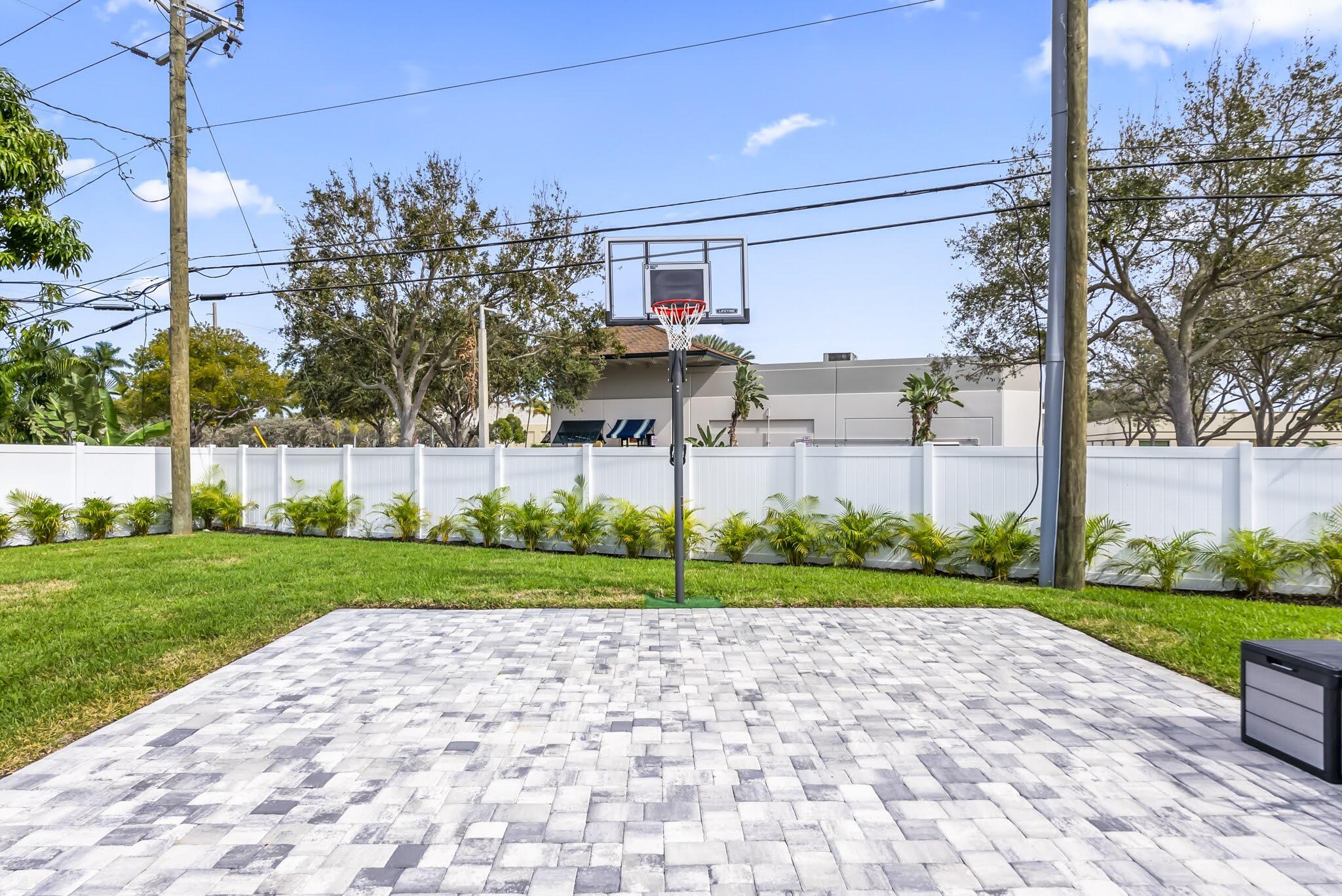 UNIVERSITY GARDENS - Residential Lease