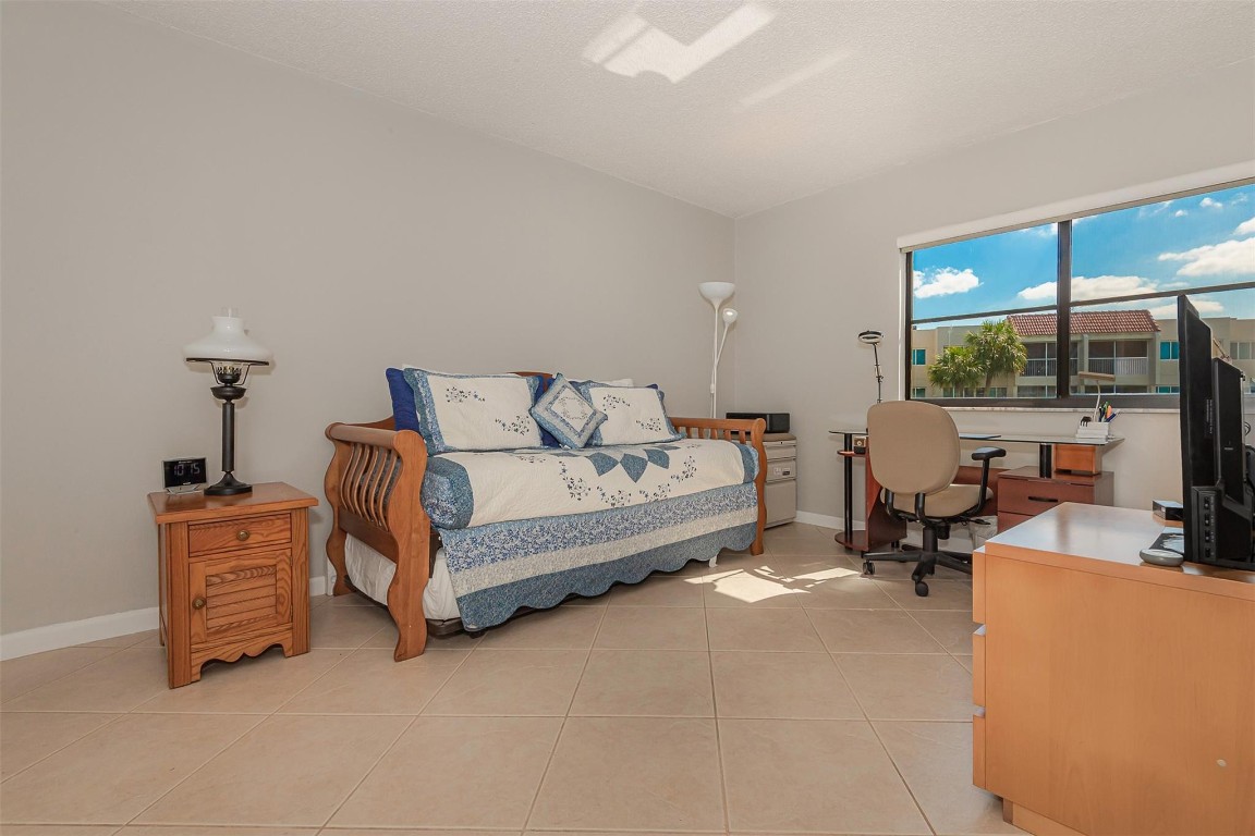 RACQUET CLUB APTS AT BON - Residential