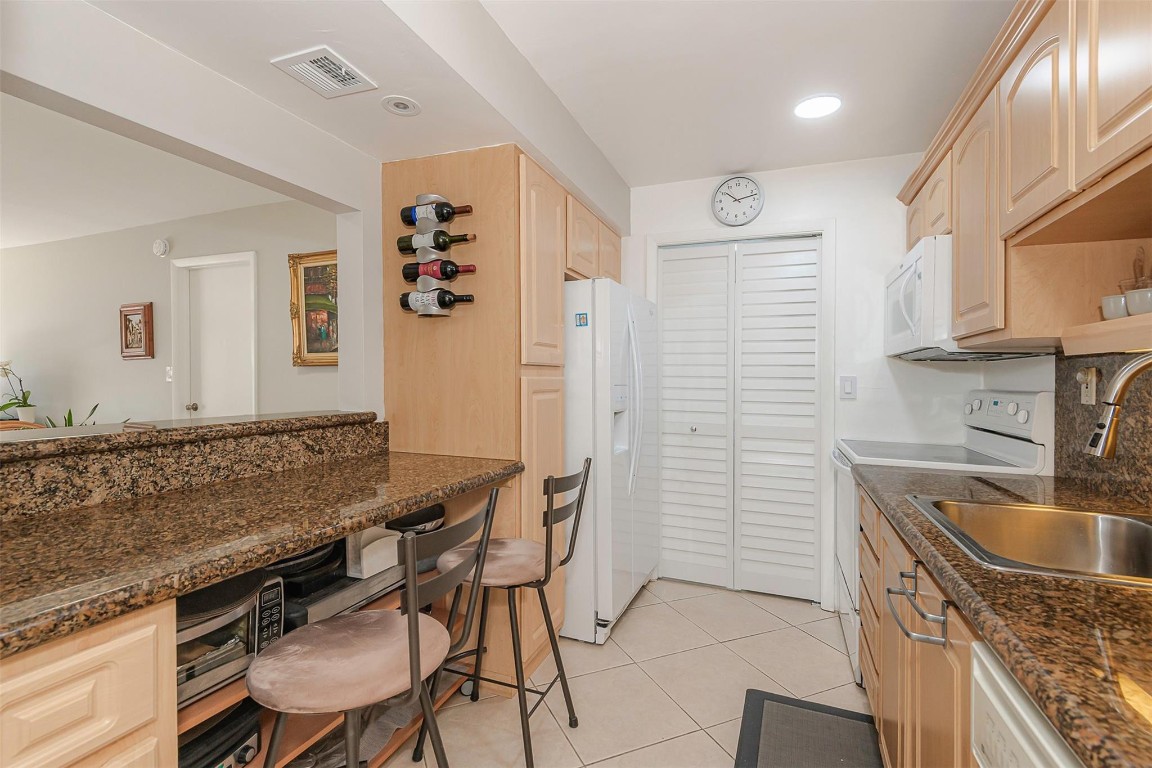 RACQUET CLUB APTS AT BON - Residential