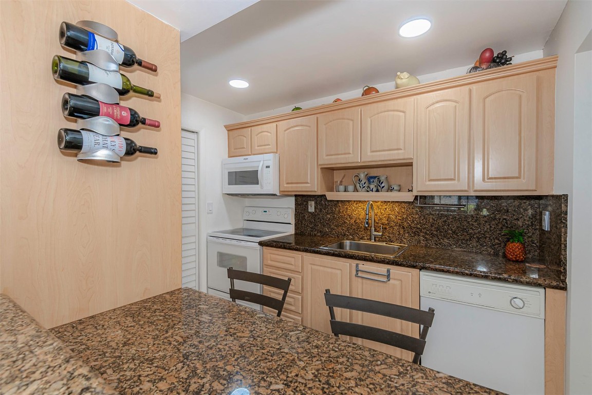 RACQUET CLUB APTS AT BON - Residential