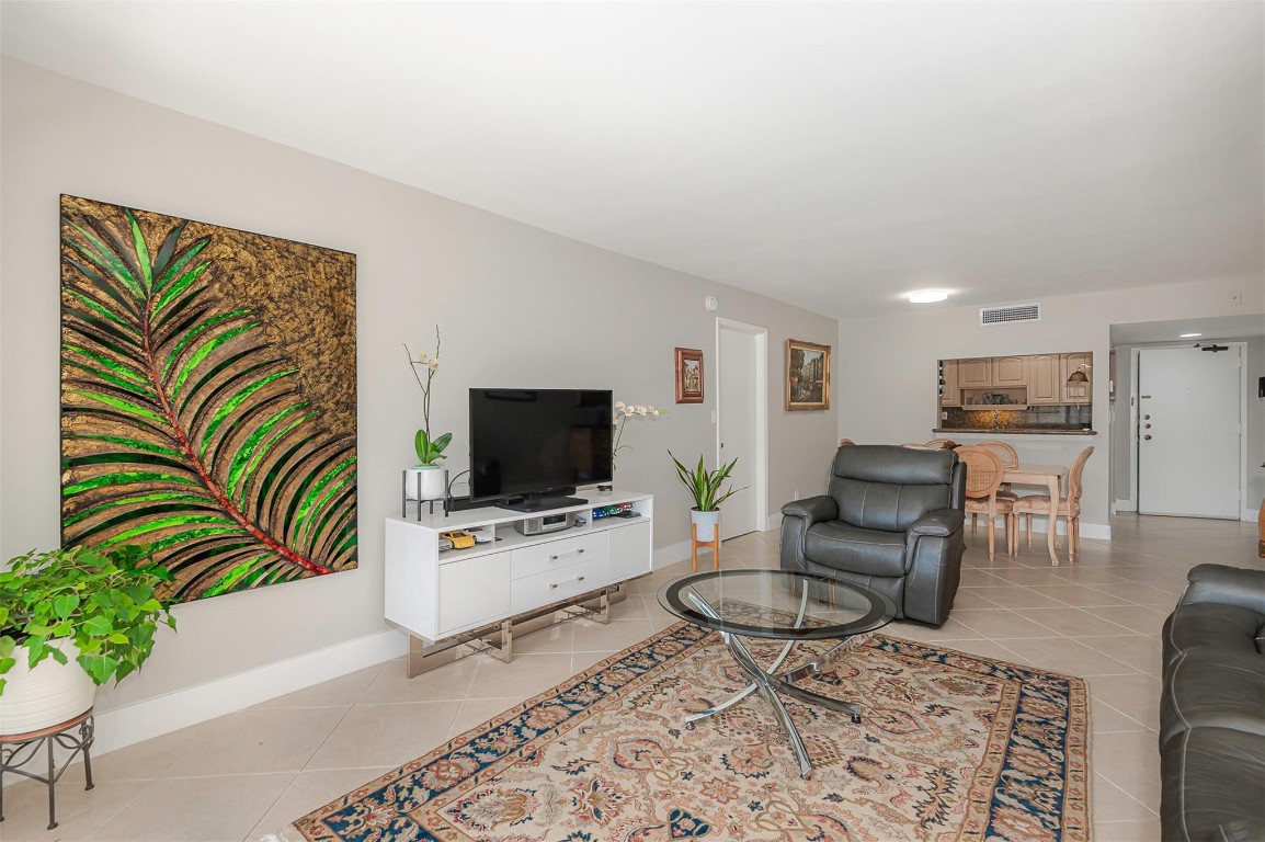 RACQUET CLUB APTS AT BON - Residential