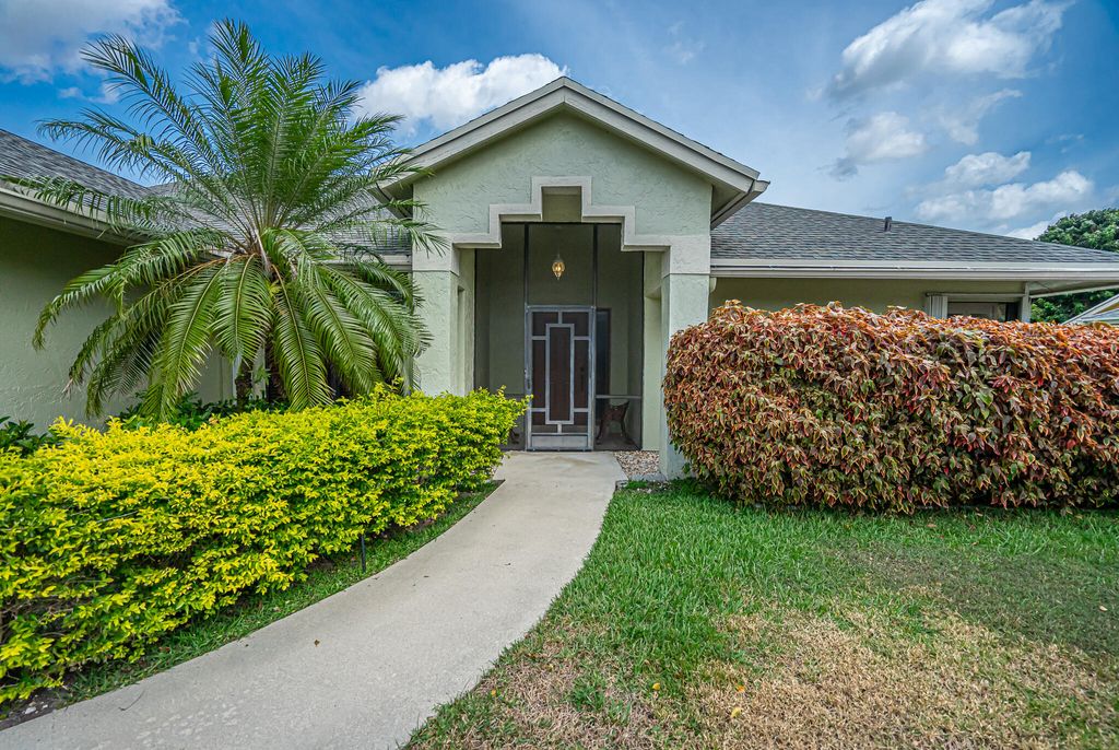 Photo of 2507 Par Circle, Delray Beach, FL 33445 (MLS # R10784227)