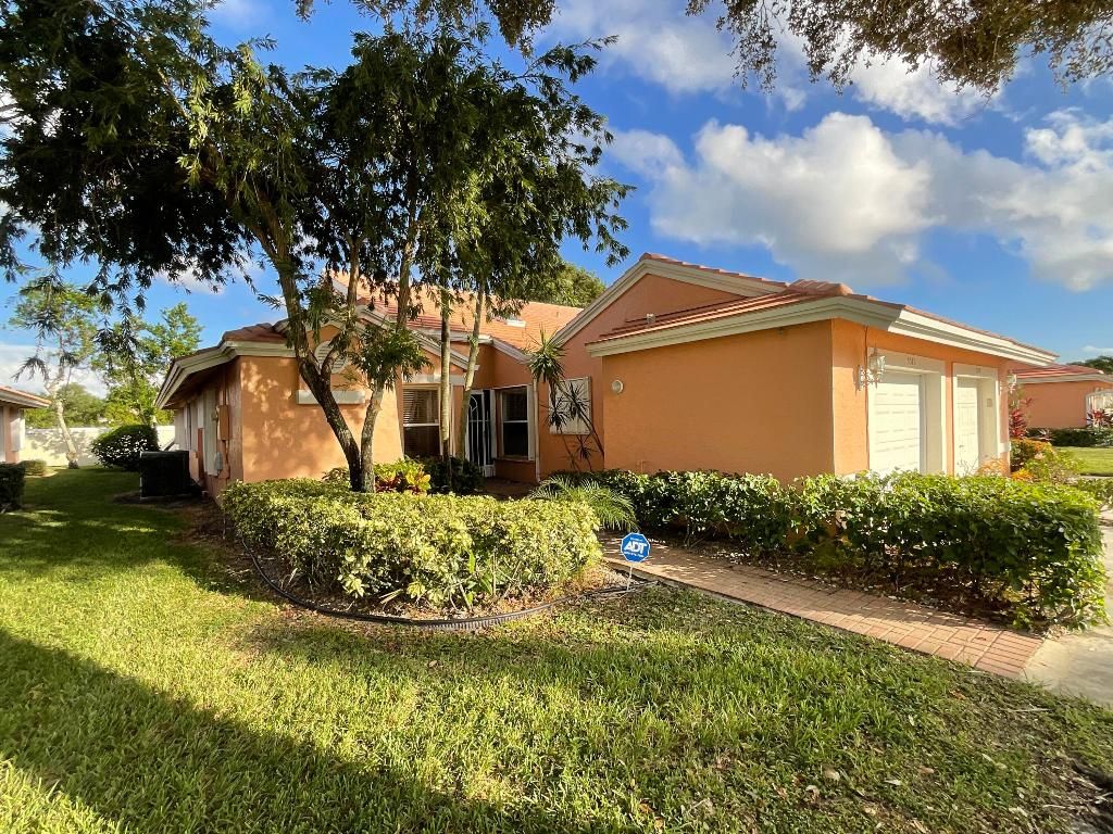 Photo of 5570 Royal Lake Circle, Boynton Beach, FL 33437 (MLS # R11137950)