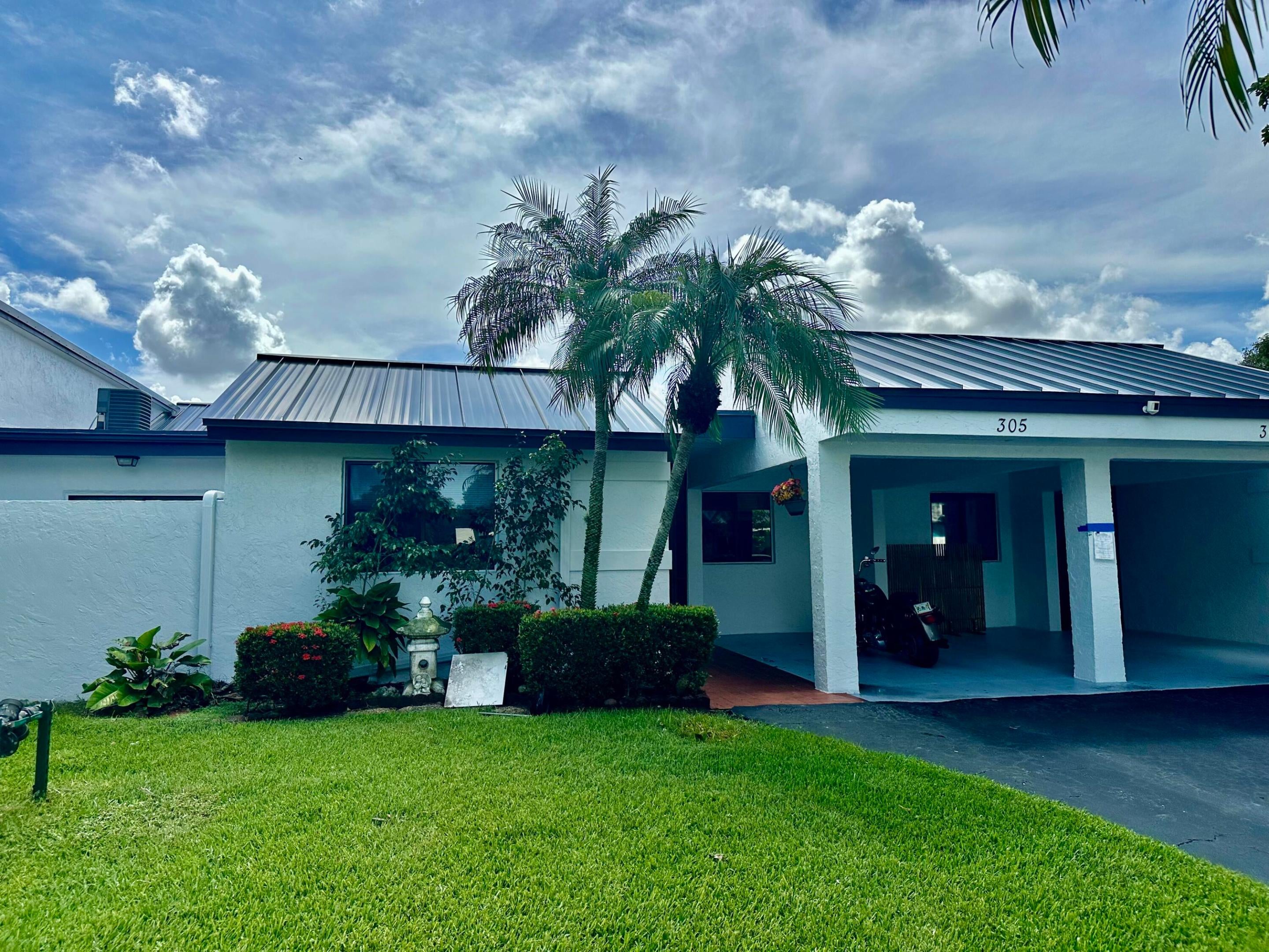 305 Lakeside Court