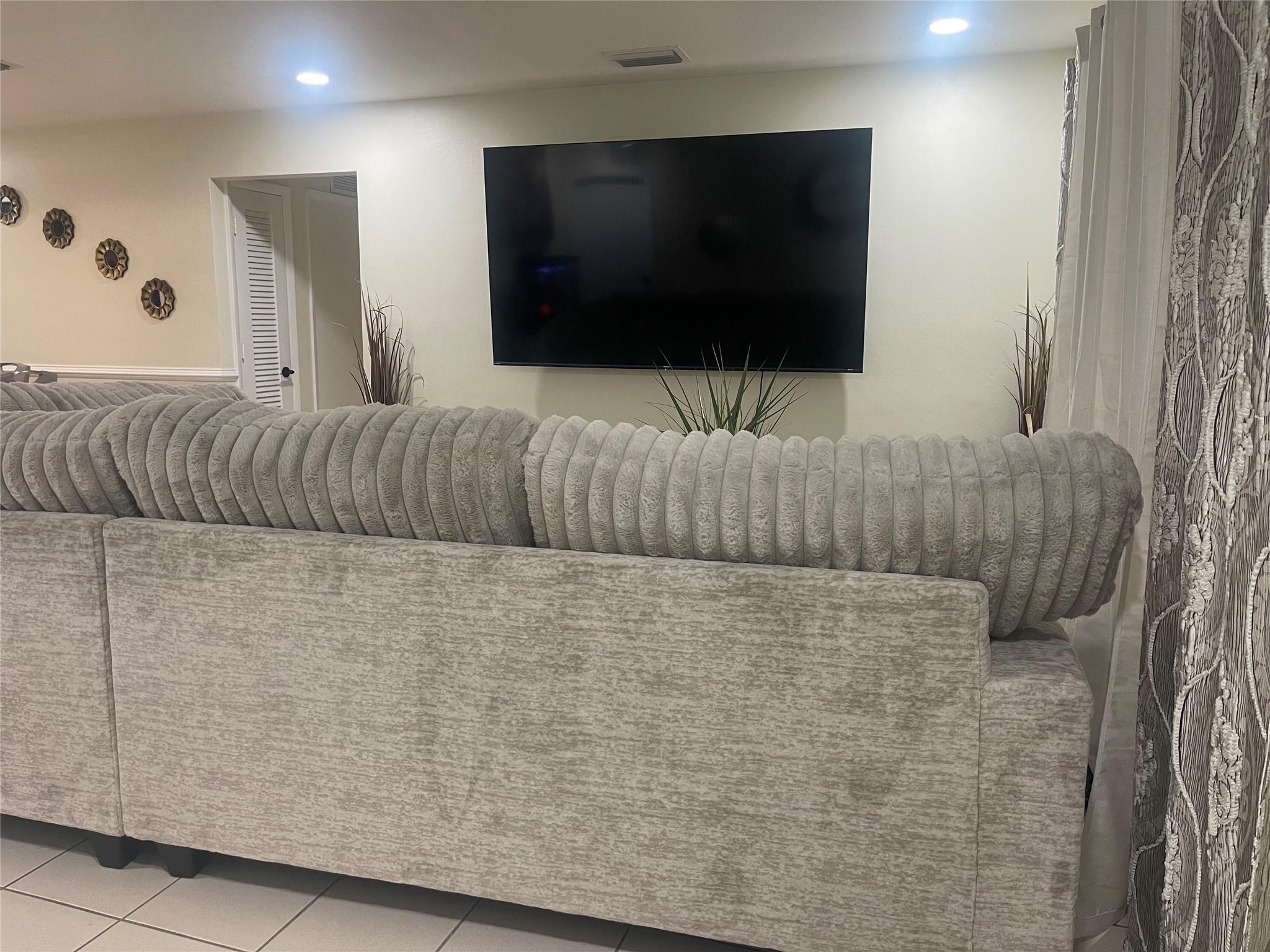 SUNRISE GOLF VILLAGE SEC. NINE - Residential Lease