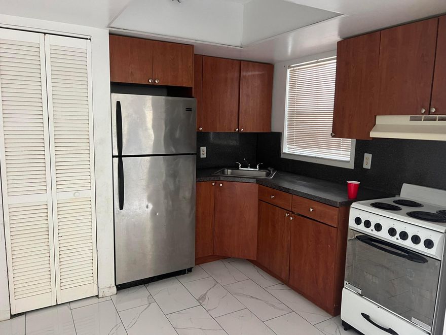 UNITED STATES BANKRUPTCY COURT SALE:   GREAT INVESTOR OPPORTUNITY.  2/1 CONDO LOCATED IN OAKLAND PARK.  UNIT HAS BEEN UPDATED.  SELLER CANNOT GUARANTEE THE ACCURACY OF THIS LISTING.