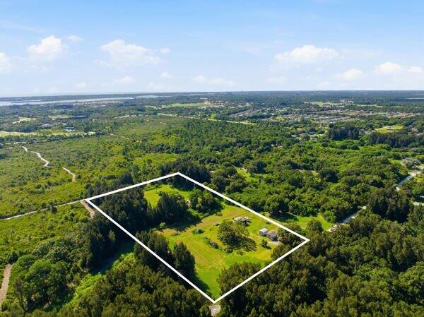 8698 63RD Avenue, Vero Beach, FL, 32967/$595,000 2 8698 63RD Avenue