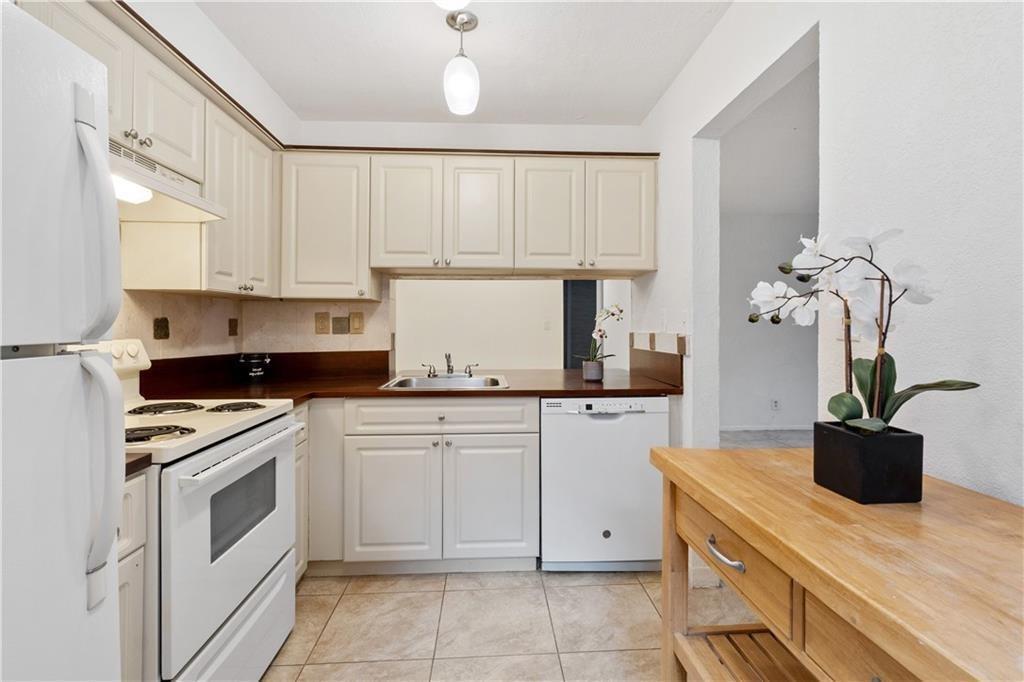 LAKES OF OAKLAND FOREST CONDO - Residential