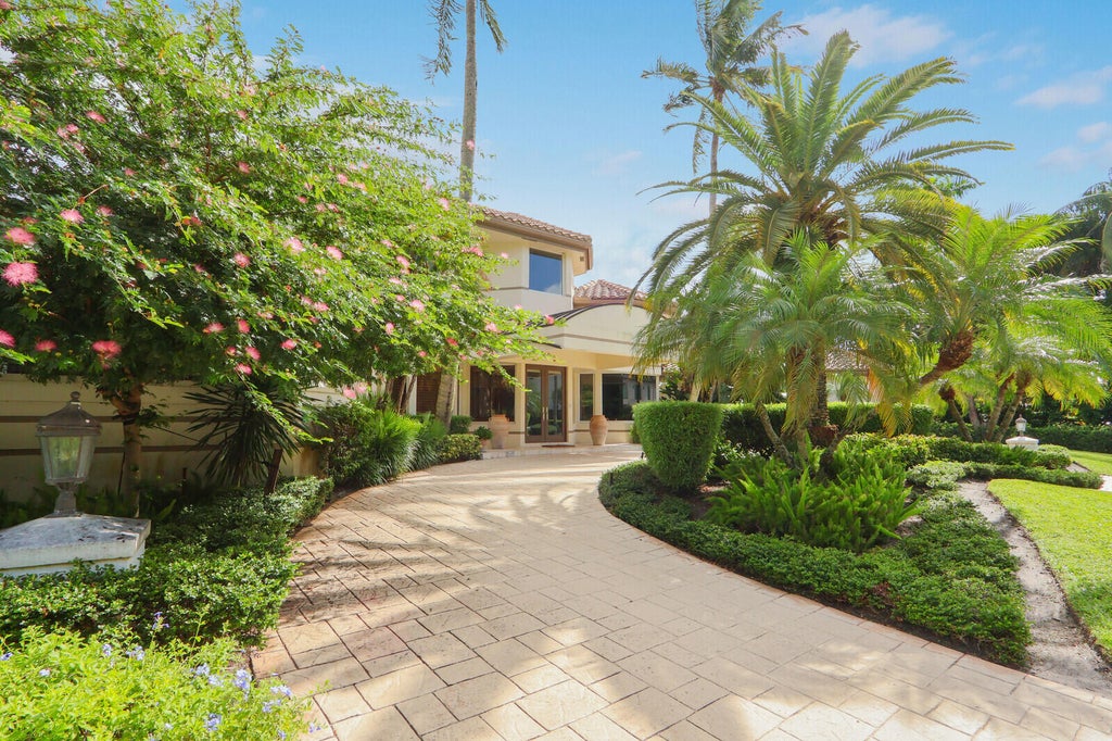 Photo of 13868 LE BATEAU Isle, Palm Beach Gardens, FL 33410 (MLS # B26091965)