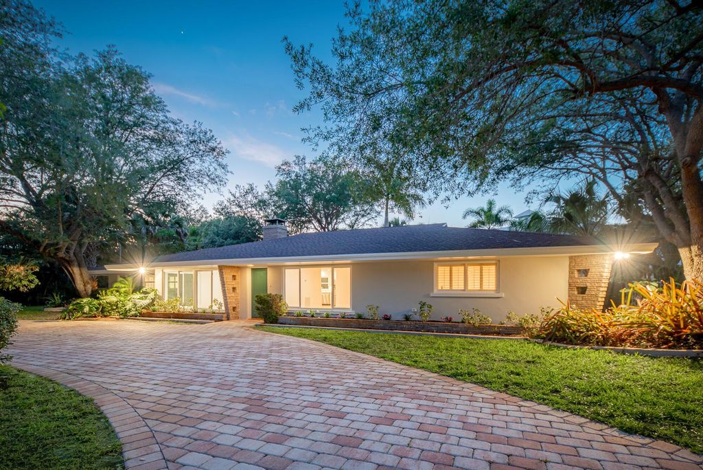 Photo of 614 SW Overlook Dr, Stuart, FL 34994 (MLS # R10880126)