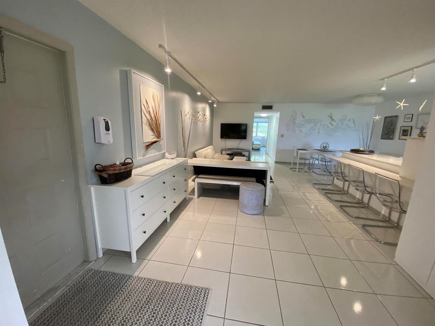 Beautifully updated one-bedroom villa with a versatile Florida room (ideal for office or den). Features include granite countertops, stainless steel appliances, modern bath finishes, and  walk-in closet. Washer/dryer in unit and upgraded window treatments. Available seasonally (4-month minimum) or annually--perfect Florida retreat!