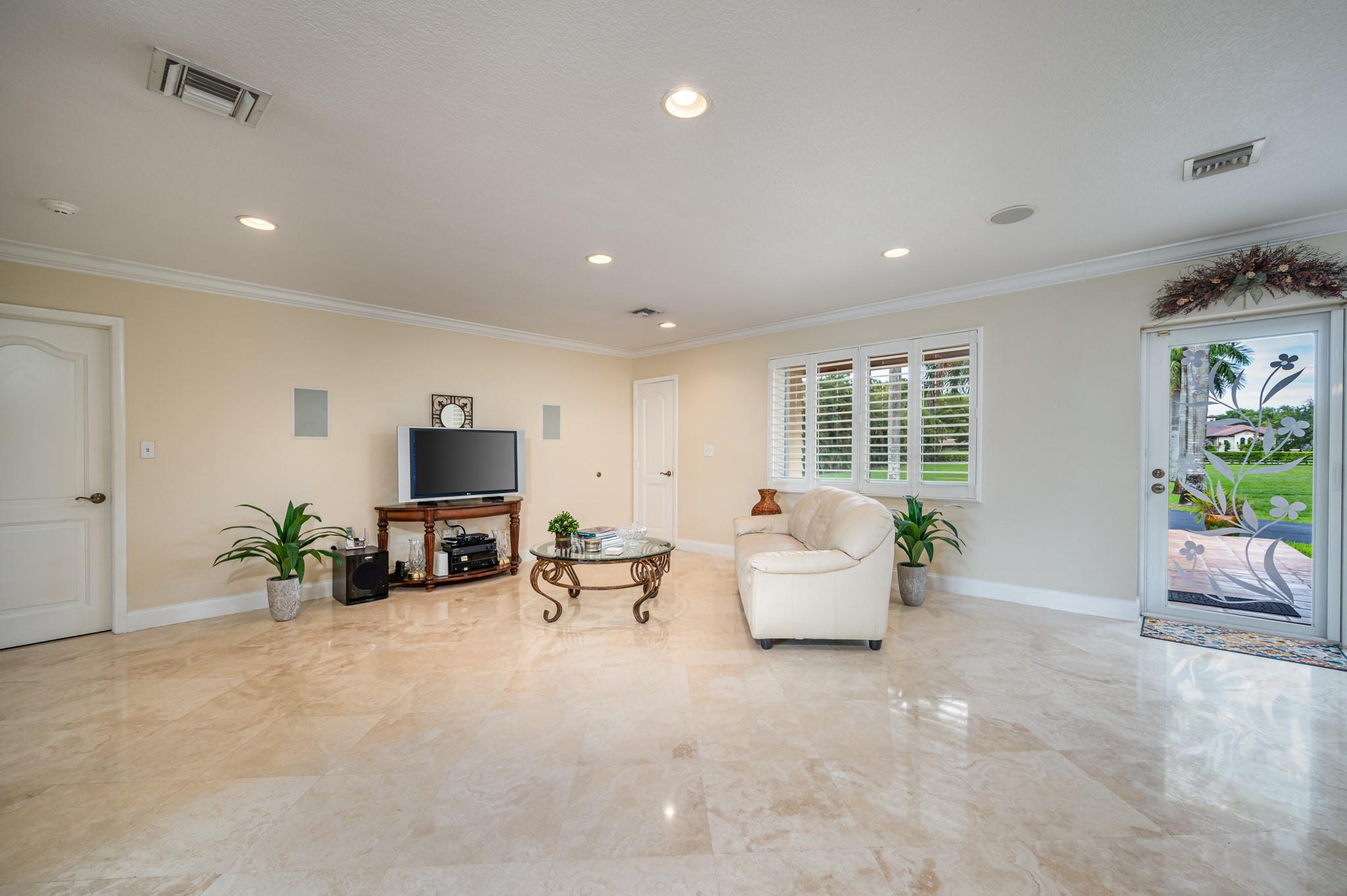5161 Thoroughbred Ln