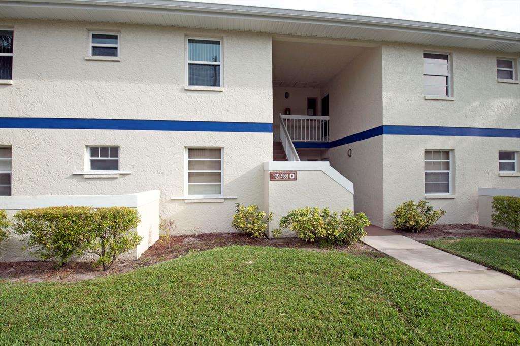 A Beautiful 3 bedroom, 2 bath hidden gem in MIdport 1 Place, includes a split floor plan layout, upgraded wood floors throughout, with updated kitchen and bathrooms! Unit includes washer/dryer and a screened in porch, and is just steps away from the clubhouse and community pool! In a prime location also, 5 minutes from the Civic center and hospital, and 10 minutes from the Beach and Downtown Stuart shops, DONT WAIT you will not want to miss out on this Condo! Take a look today!