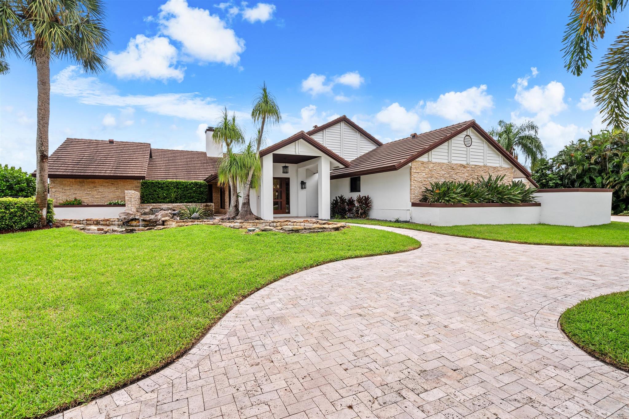 910 Greensward Lane