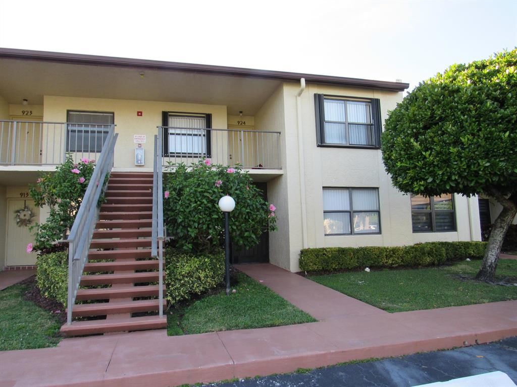 Photo of 7879 Willow Spring Drive Dr #914, Lake Worth Beach, FL 33467 (MLS # R10690707)