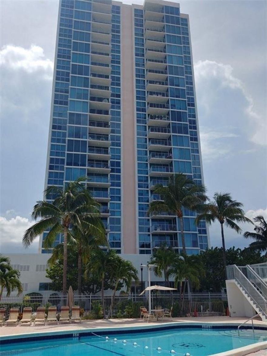 Sobe Master BR&bath in HUGE apt, doorman, pool, fully remodeled on beach, luxury!
Spectacular location, right on beach & boardwalk that extends miles in both directions, walking distance to everything, nightlife, food. $5450/mo unfurnished
new impact windows, can't hear any noise outside.
24-hour doorman
new quartz counters, appliances
open kitchen
large pool space & sauna & gym
hablo espanol tambien
Available November 15
