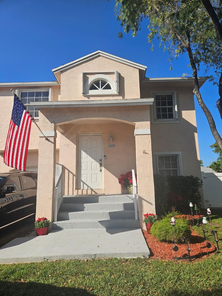 VERY WELL KEPT HOME IN PIERPOINTE.  A TRUE 4 BEDROOM, 2.5 BATH HOME, VERY SPACIOUS.  VERY LARGE CORNER LOT, BACK YARD IS AMAZING, ONE OF THE LARGEST IN THE COMMUNITY.   MANY UPGRADES INCLUDE LAMINATE FLOORING, GRANITE COUNTER TOPS IN THE KITCHEN, STAINLESS STEEL APPLIANCES.  ONE CAR GARAGE IS TILED AND CAN BE CONVERTED INTO AN ADDITIONAL SPACE IF NECESSARY.    GATED COMMUNITY CLOSE TO EVERYTHING, SCHOOLS, SHOPPING, CHURCHES, ETC...  THIS IS A MUST SHOW, PRICED RIGHT