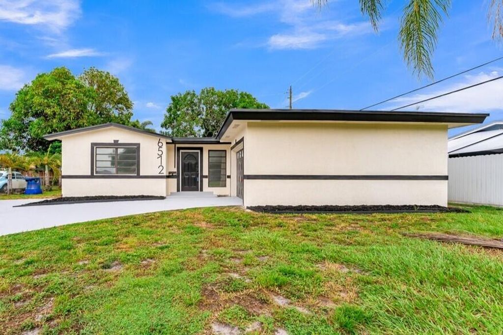 Photo of 6572 Pierce Street, Hollywood, FL 33024 (MLS # B26045020)